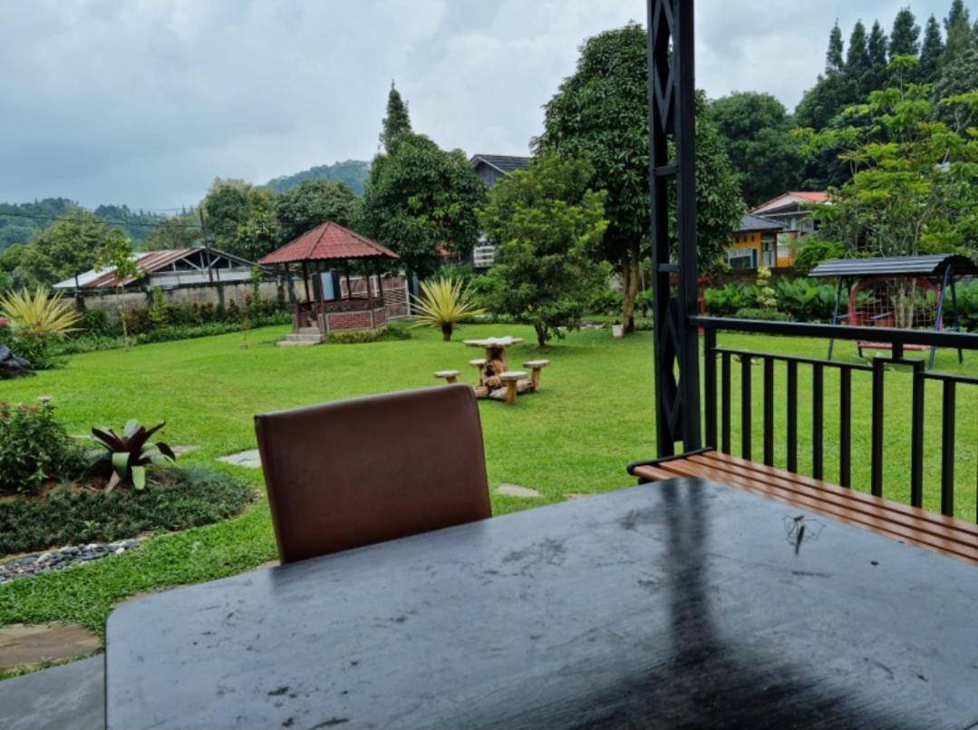 Villa Chacha At Macarena, Megamendung Exterior foto